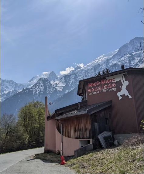Salle d'escalade Mont Blanc Escalade aux Houches devant les montagnes enneigées